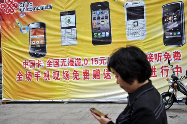 Pedestre Usando Seu Telefone Celular Passa Por Anúncio Para China — Fotografia de Stock