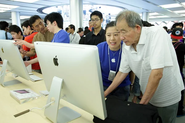Ένα Προσωπικό Της Apple Εισάγει Προϊόν Της Apple Έναν Παλιό — Φωτογραφία Αρχείου