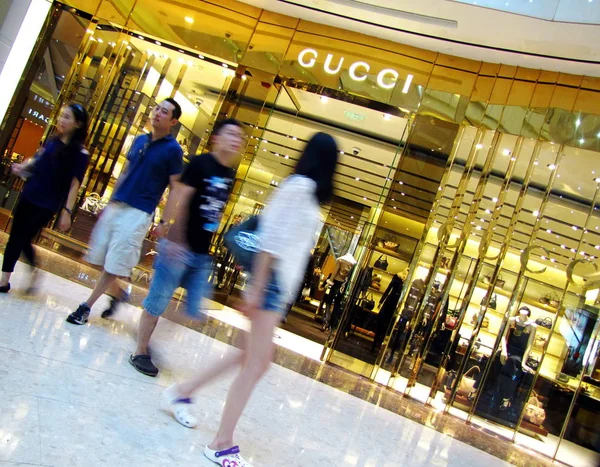 File Peatones Caminar Más Allá Una Tienda Gucci Shanghai China — Foto de Stock