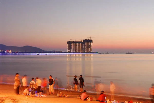 Turisté Místní Obyvatelé Pláži Baví Protože Projekty Nemovitostí Ostrově Fenghuang — Stock fotografie