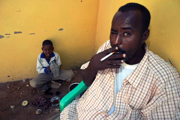 Somalisk Man Röker Bredvid Ett Barn Poler Skor Garowe Puntland — Stockfoto