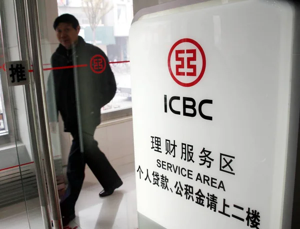Китайська Людина Проходить Повз Область Послуг Відділенні Icbc Промисловий Комерційний — стокове фото