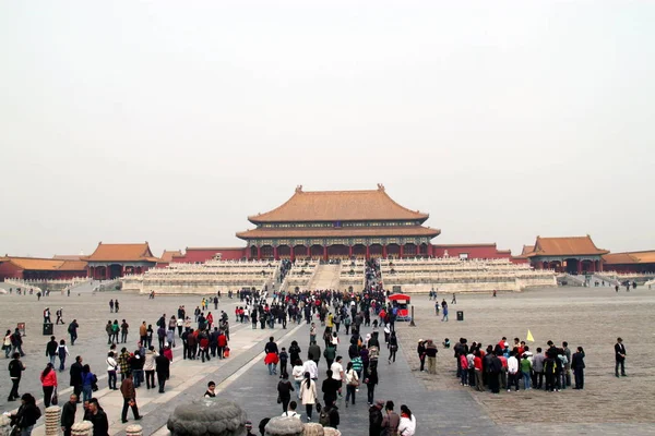 Turistas São Vistos Cidade Proibida Pequim China Abril 2010 — Fotografia de Stock