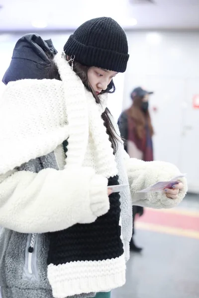 2019年2月13日 中国女星林杰莉或林云在中国北京首都国际机场合影 — 图库照片
