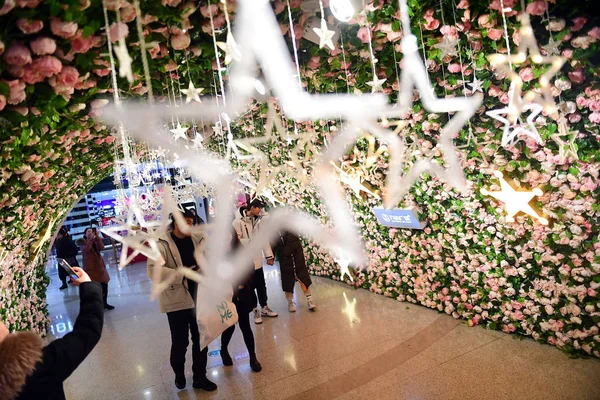 Casal Amantes Caminha Por Túnel Decorado Com Flores Antes Dia — Fotografia de Stock