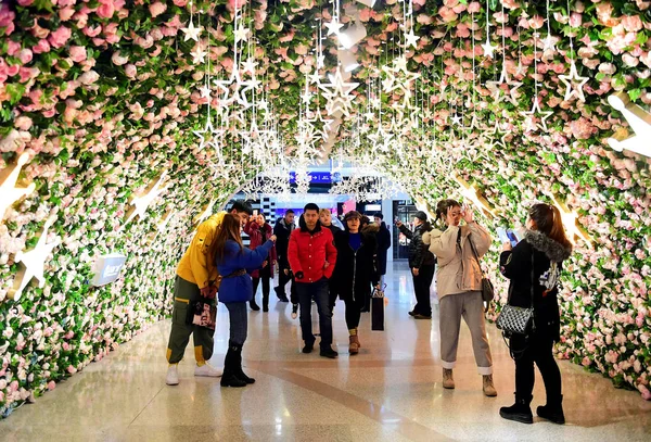 Par Amantes Pasean Por Túnel Decorado Con Flores Antes Del — Foto de Stock