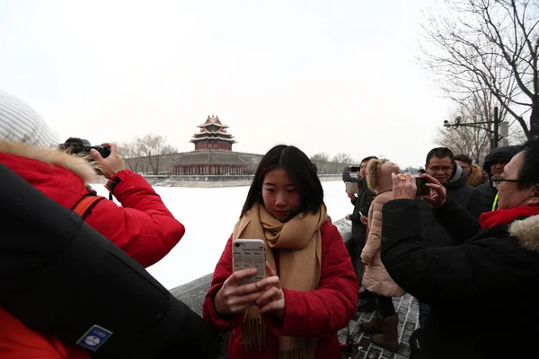 観光客は 2019 中国の北京で雪に覆われた禁止された都市としても知られている 故宮博物院で砲塔をご覧ください — ストック写真