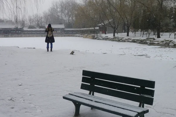 Les Touristes Visitent Palais Été Couvert Neige Lors Une Chute — Photo