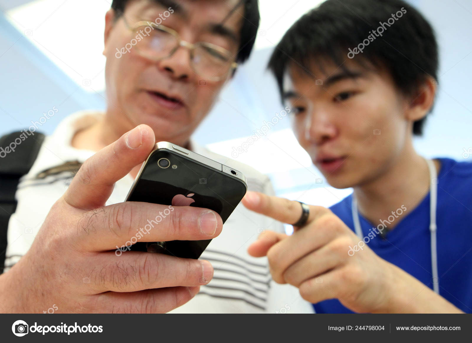 Китайский Покупатель Пробует Смартфон Iphone Apple Store Hong Kong Plaza —  Стоковое редакционное фото © ChinaImages #244798004