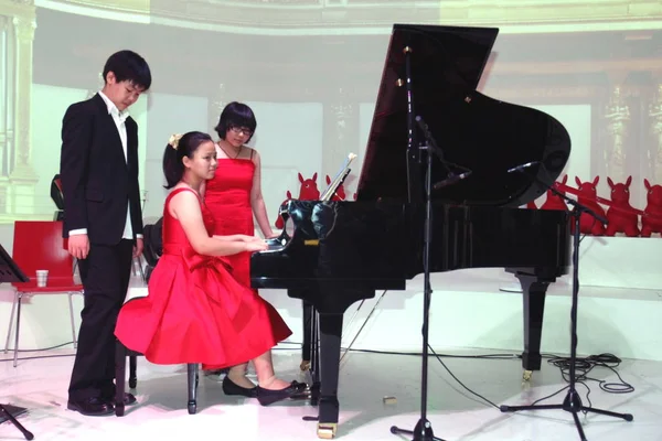 Чжан Жуйсюэ Центре Китайский Студент Пекина Выступает Четырехпедальным Фортепиано Названием — стоковое фото