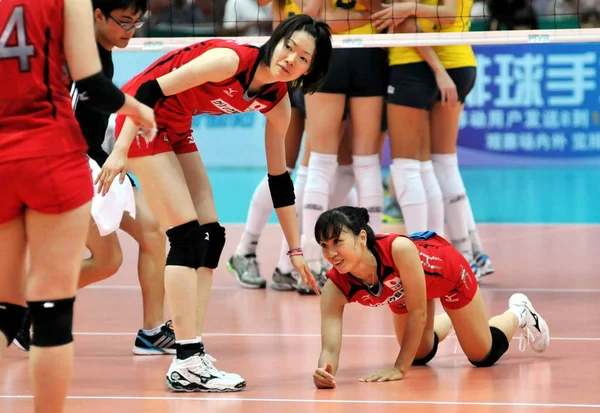 Kaori Inoue Japan Center Helps Her Teammate Yoshie Takeshita Stand — Stock Photo, Image