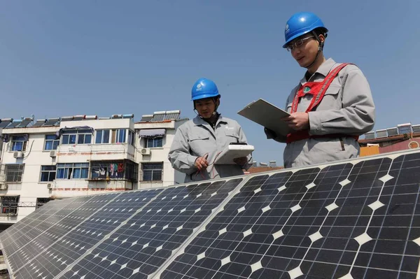 Chinesische Techniker Überprüfen Sonnenkollektoren Einer Solaranlage Chuzhou Provinz Anhui Ostchina — Stockfoto