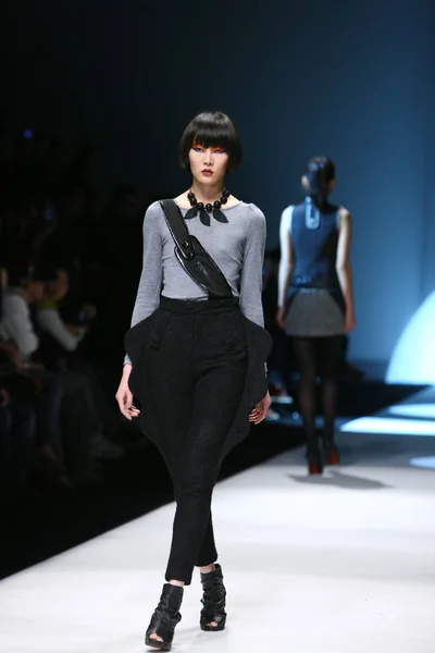 Bir Model Çin Moda Tasarımcısı Simon Wang Şangay Çin Bir — Stok fotoğraf