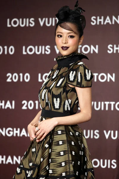 2010 浦東のルイ ヴィトン ストアの開会式でポージングをして中国の女優チャン ジンチュー — ストック写真