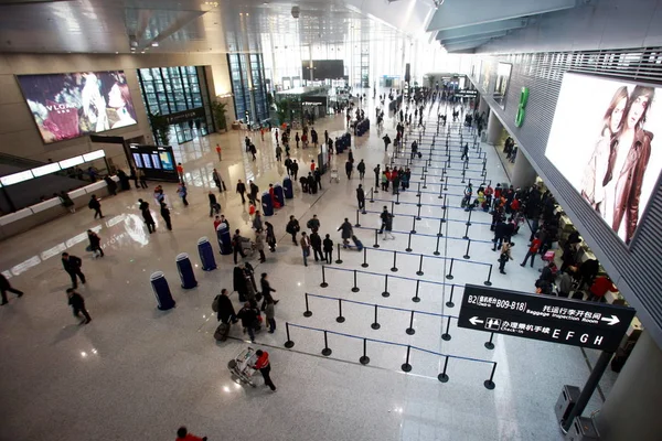 Passageiros São Vistos Terminal Aeroporto Internacional Hongqiao Xangai China Março — Fotografia de Stock