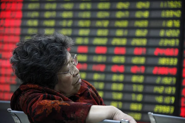 Chinese Investor Takes Nap Front Board Showing Share Prices Red — Stock Photo, Image