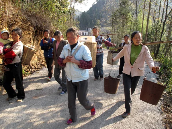 Čínští Vesničané Nosí Kbelíky Vodu Jiných Míst Během Těžkého Sucha — Stock fotografie