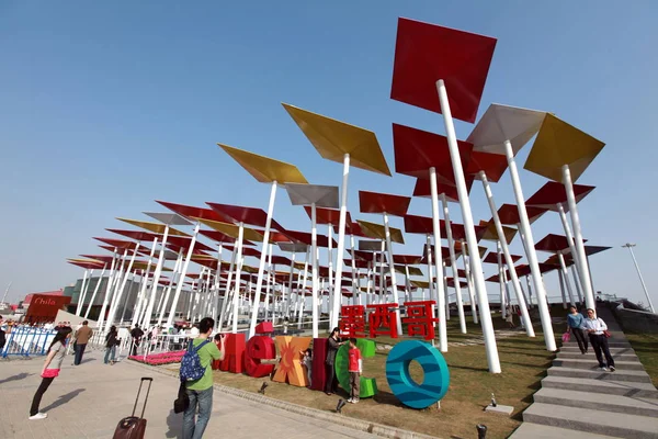 Visitors Walk Mexico Pavilion World Expo Park Shanghai China May — Stock Photo, Image