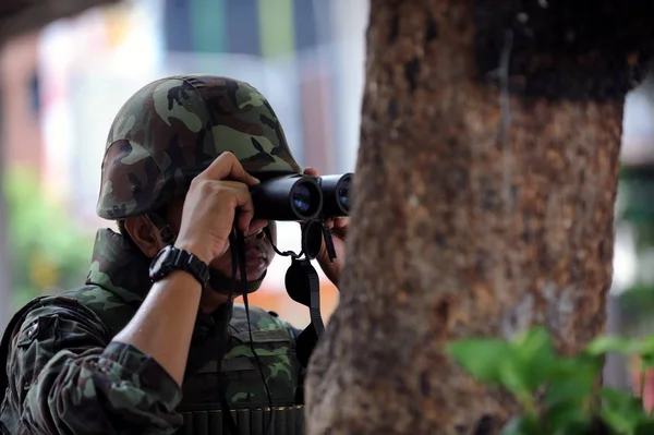 Seorang Tentara Thailand Mengamati Melalui Teropong Belakang Pohon Bangkok Thailand — Stok Foto