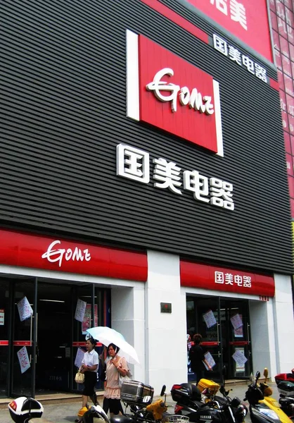 Residentes Locales Pasan Frente Una Tienda Minorista Gome Shanghai China — Foto de Stock