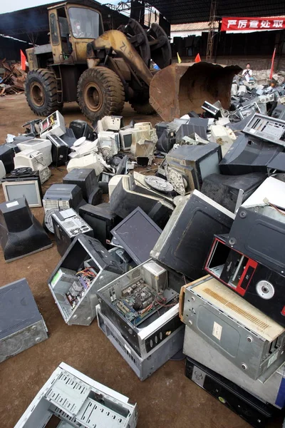 Sebuah Loader Roda Menghancurkan Komputer Yang Disita Dari Kafe Internet — Stok Foto
