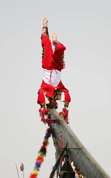 Jingyu Letý Kasktman Dělá Gigantické Noži Době Představení Nanjing Provincii — Stock fotografie