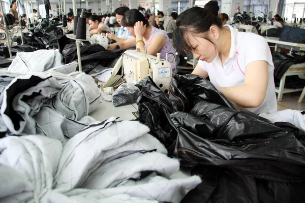 File Female Chinese Factory Workers Make Clothes Exported Garment Plant — стоковое фото