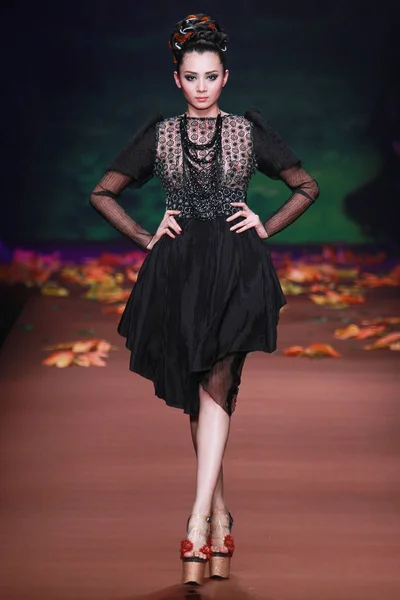 モデルは 中国ファッション ウィーク 2010年秋 冬の北京 2010 日旭化成賞受賞張儀潮統の作品をプレゼントします — ストック写真