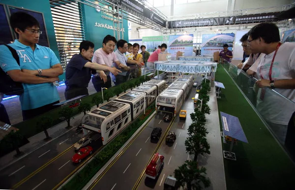 Chińskich Odwiedzających Spojrzeć Model Międzystrefowy Autobus Podczas Wystawy Pekinie Chiny — Zdjęcie stockowe