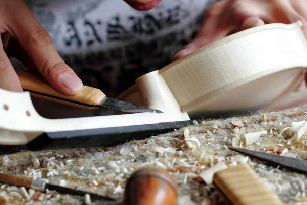 Čínský Pracovník Vyrábí Housle Továrně Pekingské Společnosti Huadong Musical Instrument — Stock fotografie