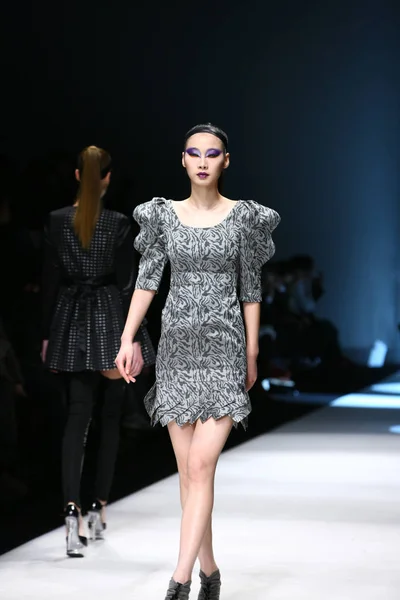 モデルがショーで上海ファッションウィーク 2010年秋 冬の間に中国上海市で 2010 日中国ファッション デザイナー サイモン王によって作成をパレードします — ストック写真