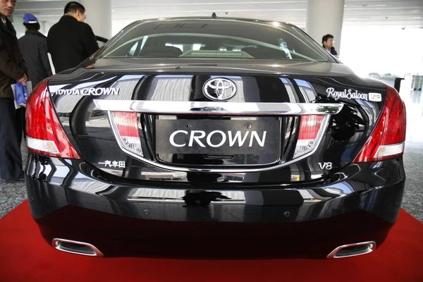 Odwiedzający Spojrzeć Toyota Crown Salonie Toyoty Tianjin China Marca 2010 — Zdjęcie stockowe