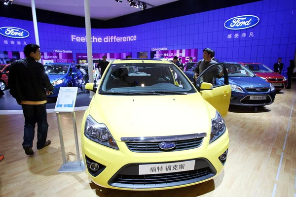 Visitantes Olhar Para Ford Focus 11Th Beijing International Automotive Exhibition — Fotografia de Stock