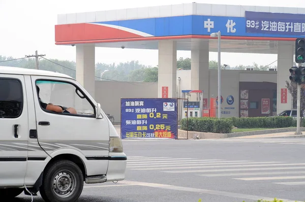 Kilátás Egy Sinochem Total Benzinkút Pekingben Kínában Június 2009 — Stock Fotó