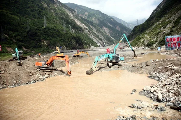 Kotrógépek Ásni Hogy Floodwaters Után Eső Kiváltott Mudslides Yingxiu Town — Stock Fotó