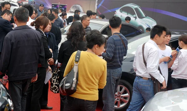 Crowds Visitors Look Cars Auto Show Shaoyang Central Chinas Hunan — Stock Photo, Image