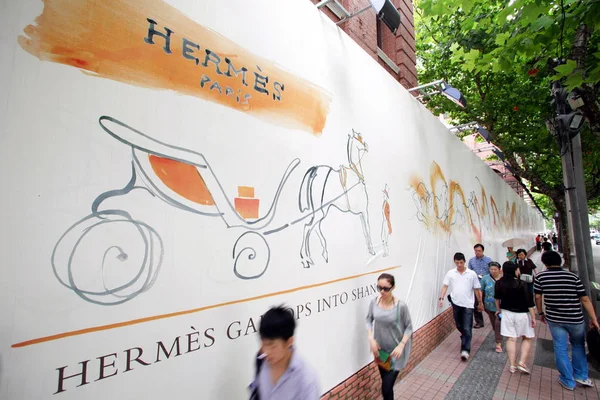 Residentes Chineses Locais Passam Por Anúncio Hermes Fora Mansão Hermes — Fotografia de Stock