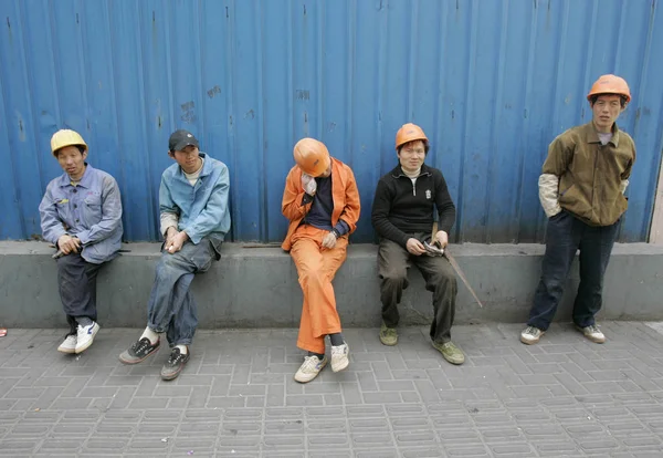 Chinesische Wanderarbeiter Ruhen Sich Auf Der Baustelle Eines Wohnprojekts Shanghai — Stockfoto