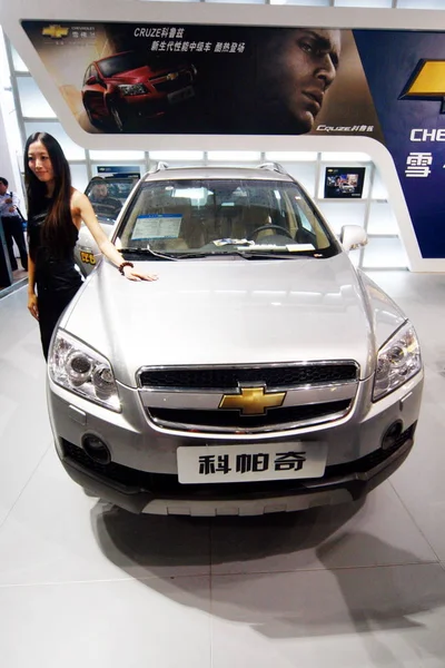 Model Pozuje Obok Chevrolet Captiva General Motors Podczas Auto Show — Zdjęcie stockowe