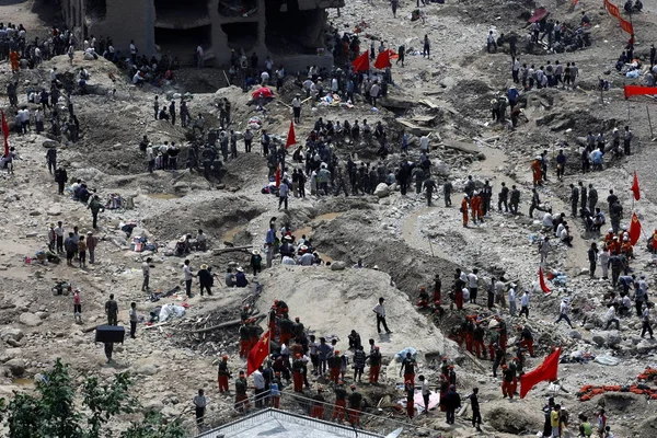 Китайские Спасатели Ищут Жертв Оставшихся Живых Обломках Домов Разрушенных Разрушительным — стоковое фото