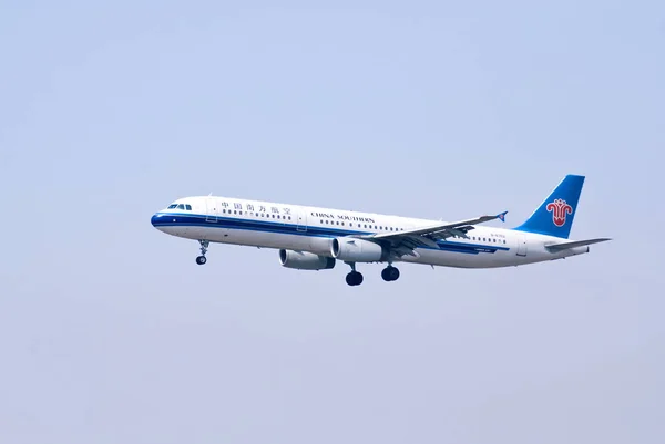 中国南方航空のエアバスA321 200型機が 2010年4月9日 中国東部山東省青島市の空港に着陸 — ストック写真