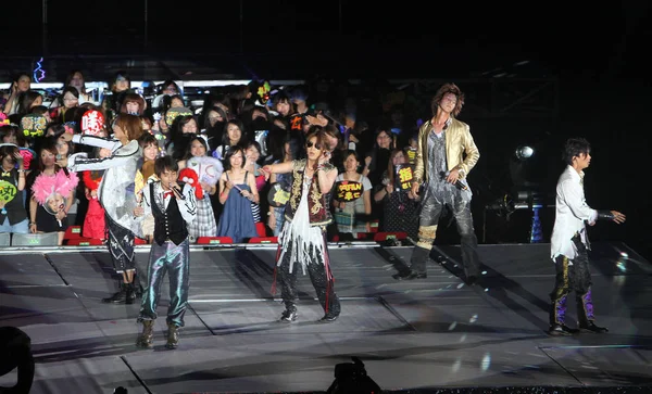 日本のポップ グループ カット タンが 台湾の台北で開催されたキャット トゥン ワールド ツアーのコンサートで上演8月27日2010 — ストック写真