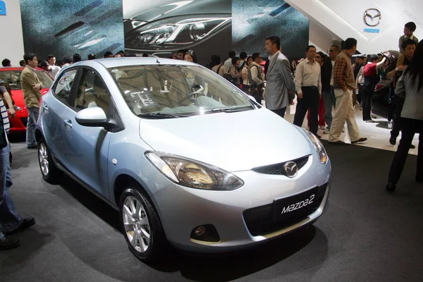 Besucher Betrachten Eine Mazda Auf Der Internationalen Automobilausstellung Shanghai Bekannt — Stockfoto