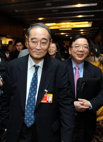 Chiński Ekonomista Yining Lewej Stronie Również Delegat Cppcc Chińska Narodów — Zdjęcie stockowe