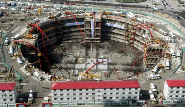 Chinese Bouwarbeiders Beton Stichting Van Toren Van Shanghai Het Financiële — Stockfoto