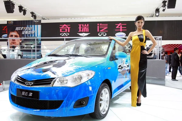2010年4月23日 在中国北京举行的第十一届北京国际汽车展览会 被称为 2010年中国汽车展 一款车型与奇瑞 富尔文 伊伊相邻 — 图库照片