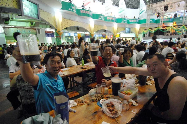 Turisti Godono Birra Durante 20Esimo Festival Internazionale Della Birra Qingdao — Foto Stock