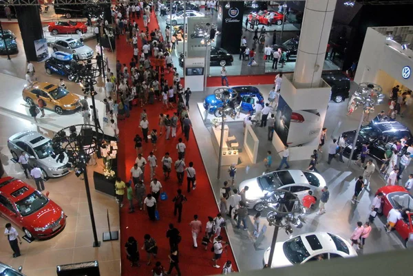 Les Consommateurs Chinois Achètent Des Voitures Particulières Lors Salon Automobile — Photo