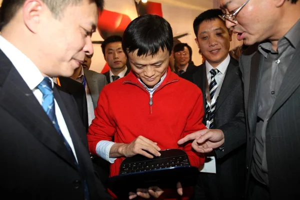 Jack Yun Centrum Ordförande Alibaba Group Försöker Lenovo Laptop Bredvid — Stockfoto