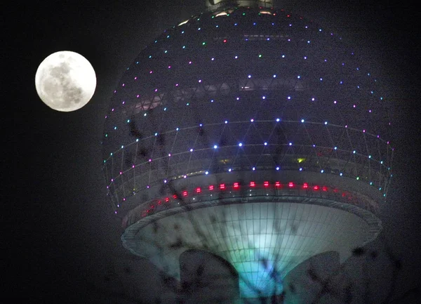 満月は 2010 上海の浦東の陸家嘴金融地区で祭りの夜に東方明珠テレビ塔の横に見て — ストック写真